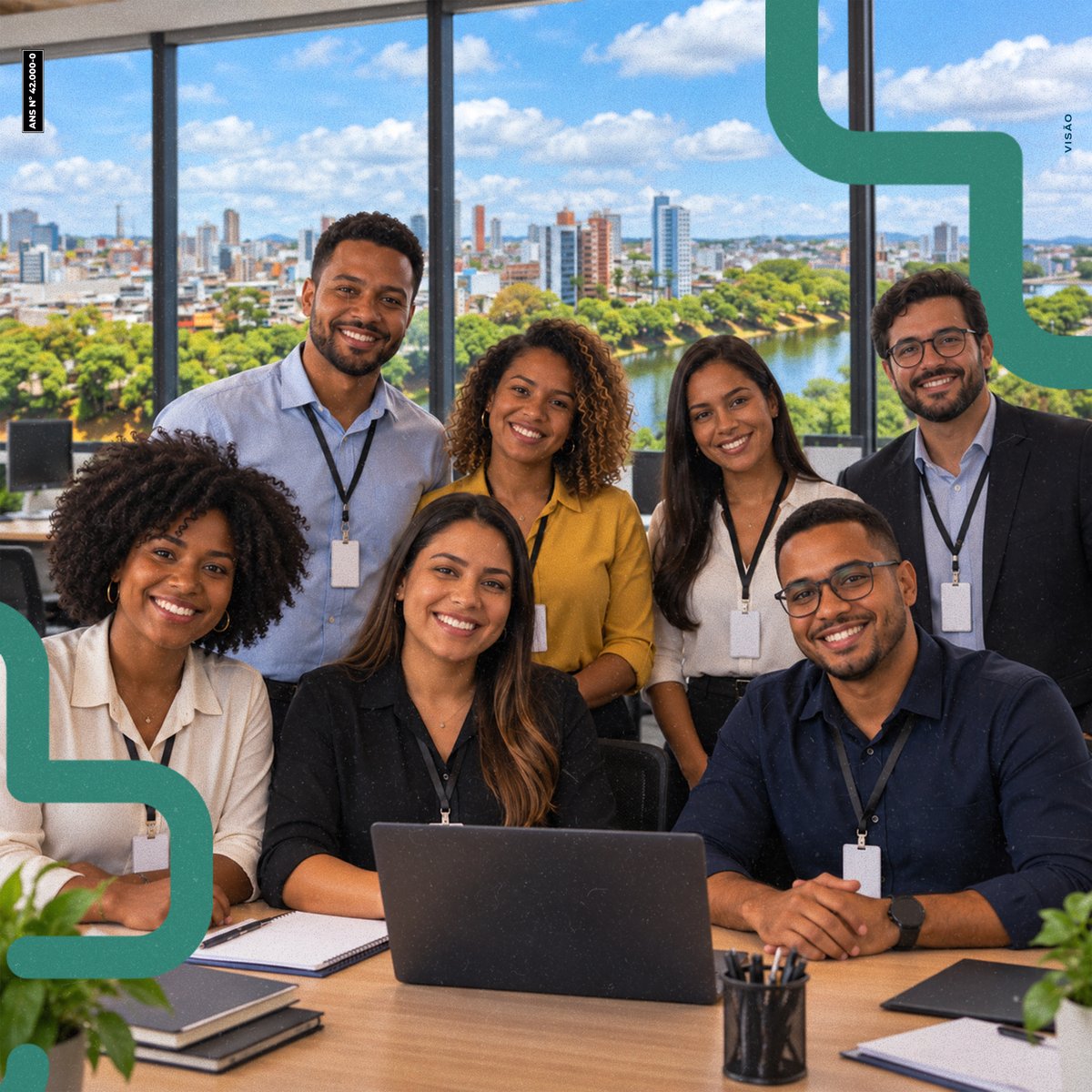 Família caminhando e sorrindo em um parque arborizado