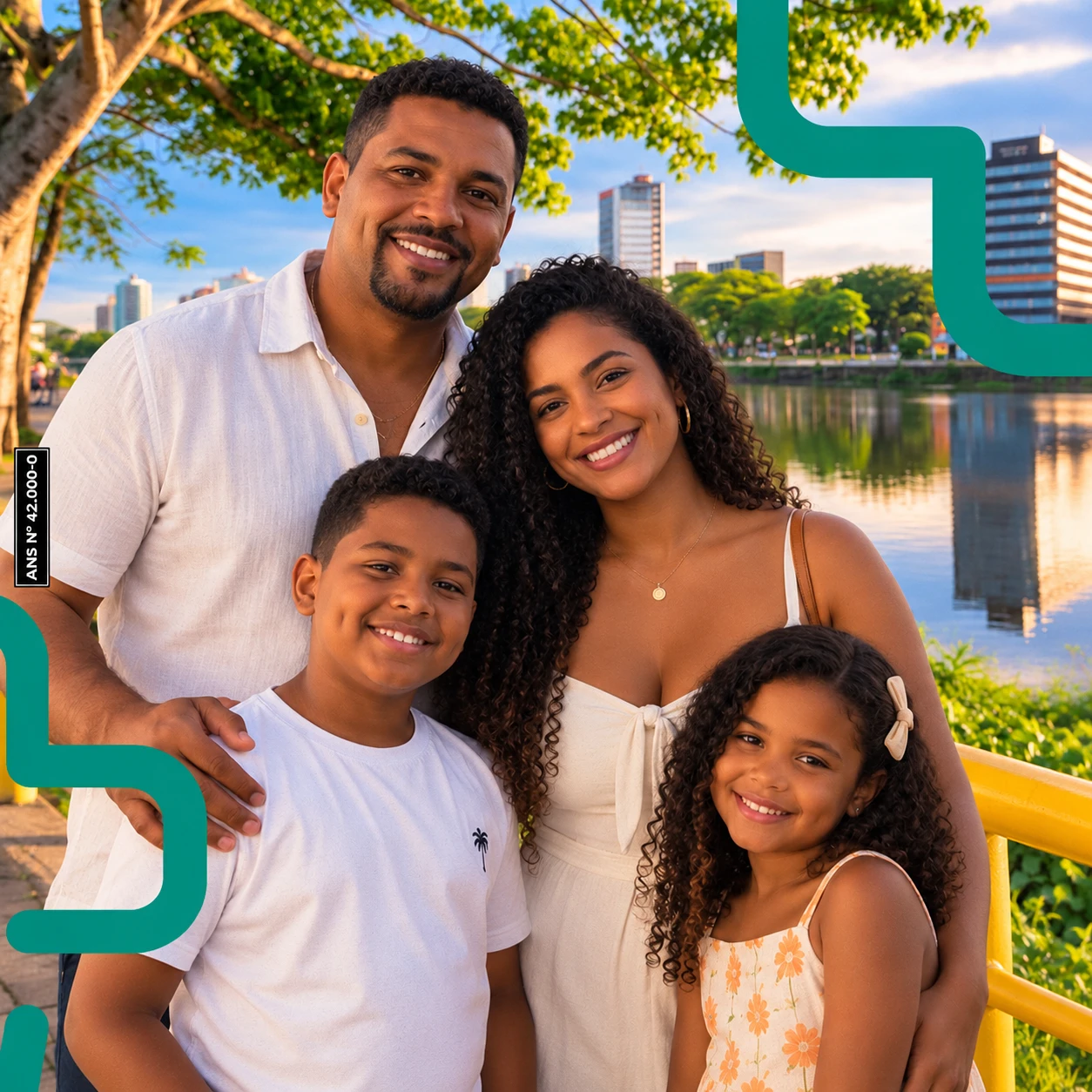 Família caminhando e sorrindo em um parque arborizado